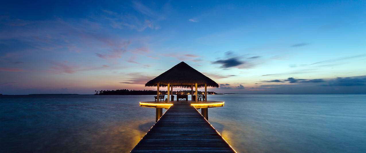 马尔代夫小岛日落风景带鱼屏壁纸