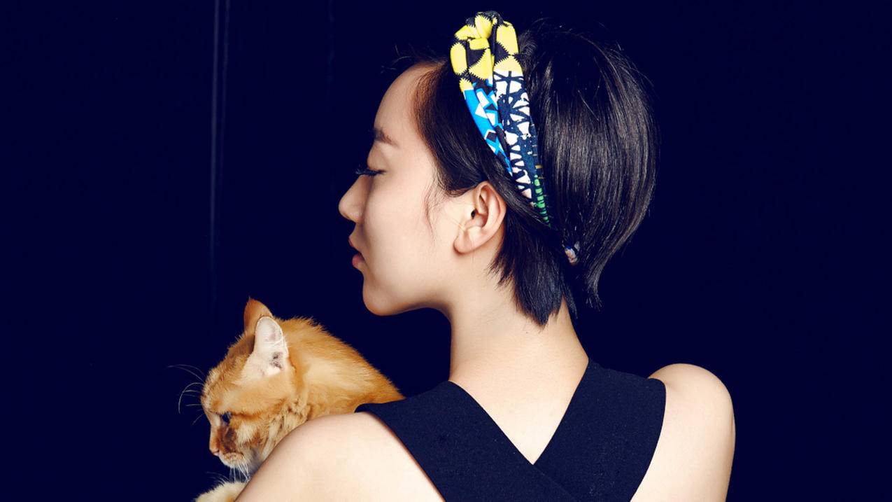 短发美女猫咪5k壁纸