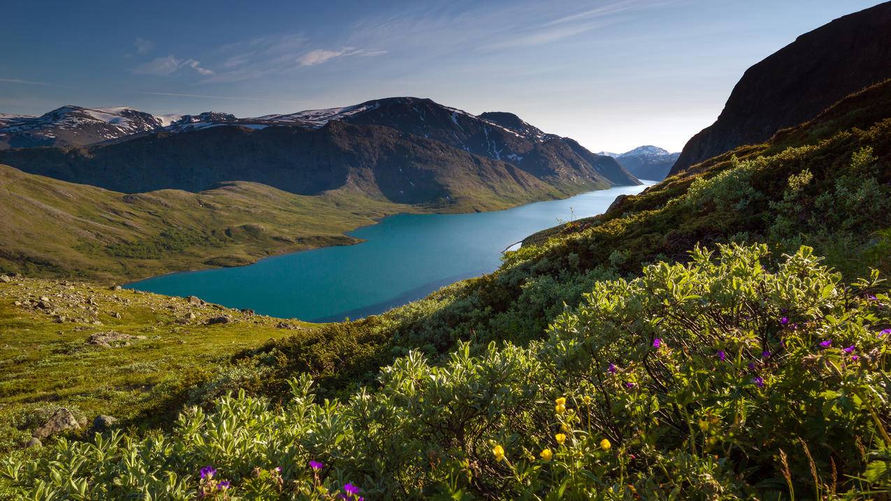 挪威美丽的绿松石色的高山湖泊风景4k壁纸