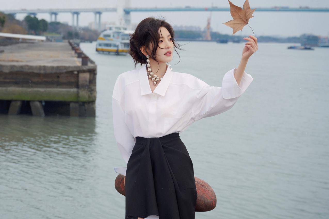 江边白色衬衫美女章若楠 枫叶 4K高清壁纸 4500x3000