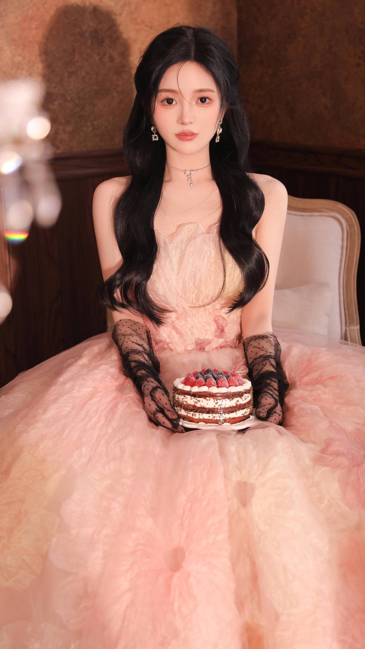 黑色蕾丝手套美女 粉色长裙子 蛋糕 清纯美女4k手机壁纸