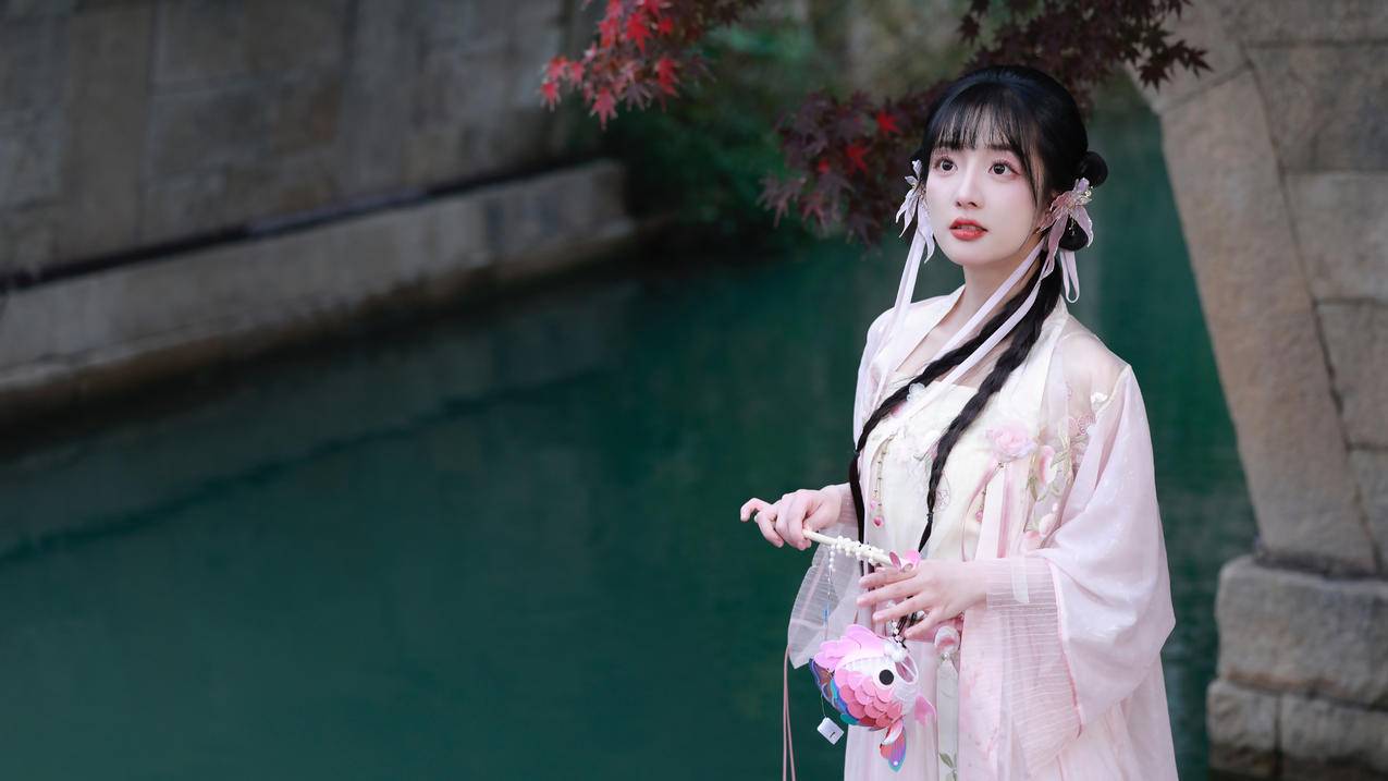 古风 女孩 粉色 桥下 枫叶 5K壁纸 5120x2880