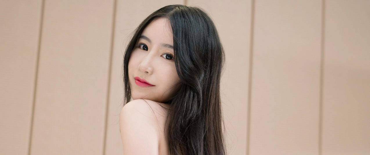 清纯美女谢芷馨桌面带鱼屏壁纸