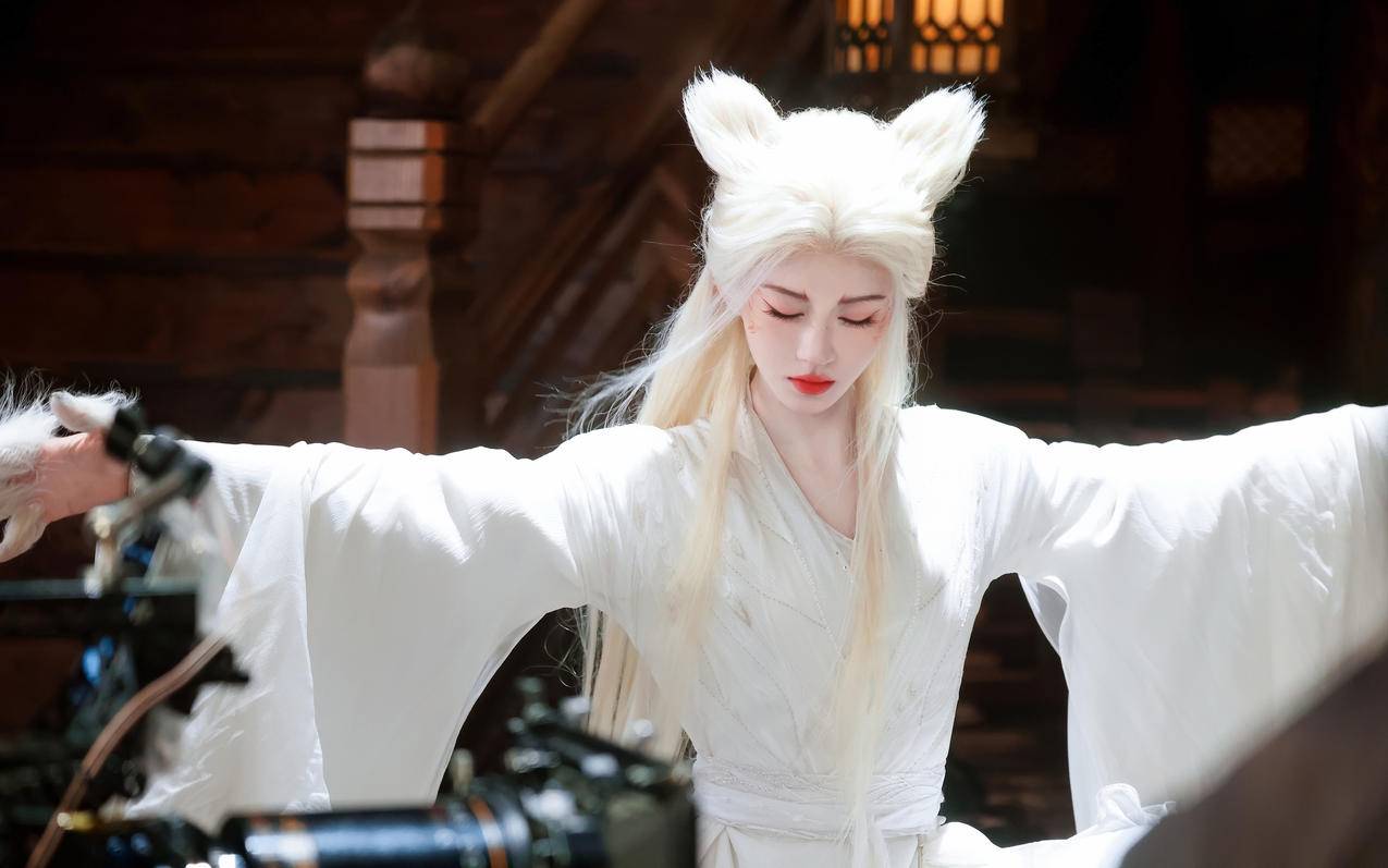 鞠婧祎白发狐狸造型4k壁纸3840x2400