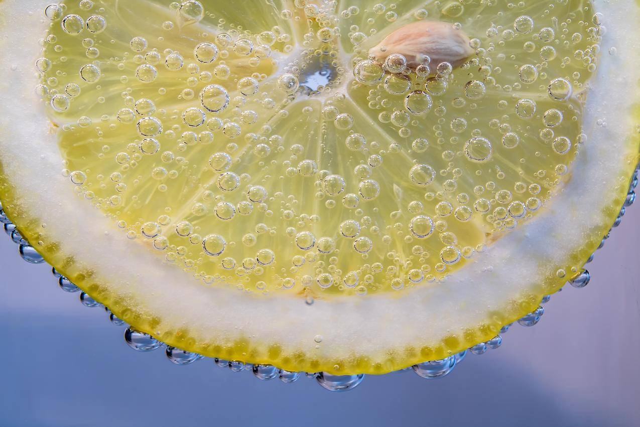 柠檬片 柠檬 小气泡 在水中 珠 水果 6K高清美食壁纸