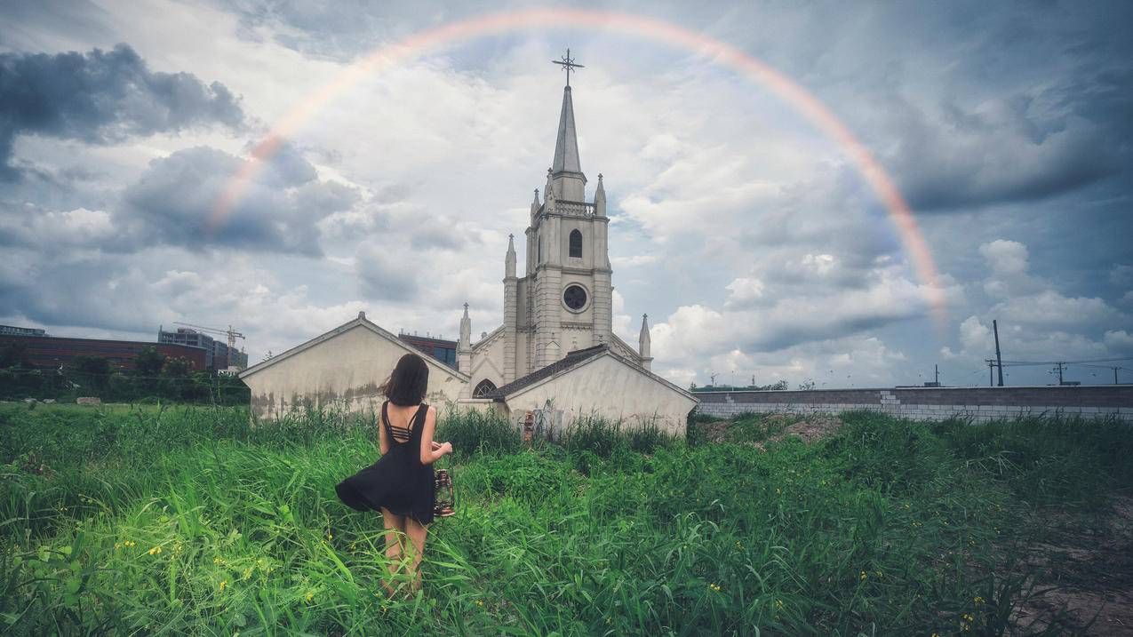 黑色裙子 美女背影 天空 彩虹 教堂 摄影 草地 风景 4K高清美女壁纸