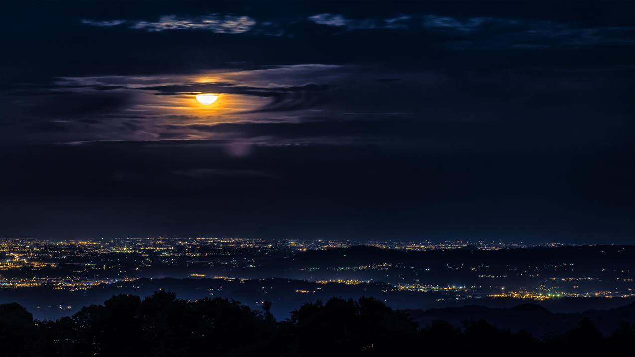 明亮的夜晚城市 月亮 云 4k风景高清壁纸