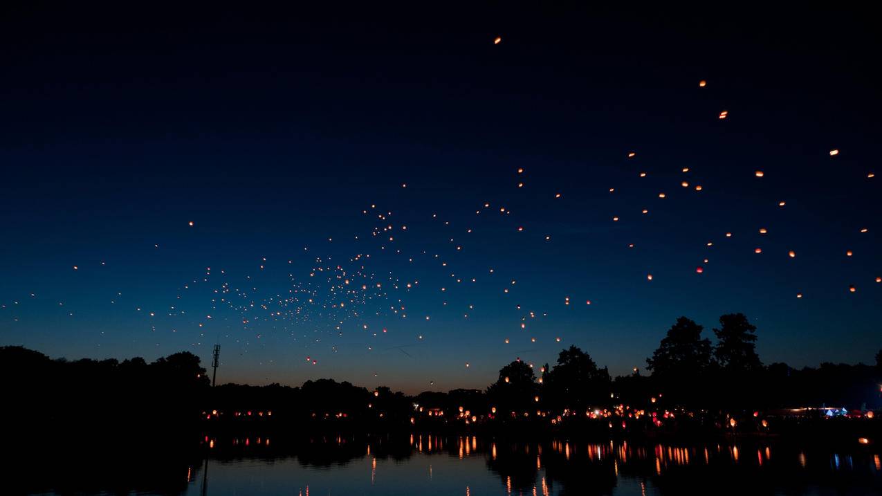 湖泊 天空 夜晚 低光 倒影 天灯 4K风景壁纸 3840x2160