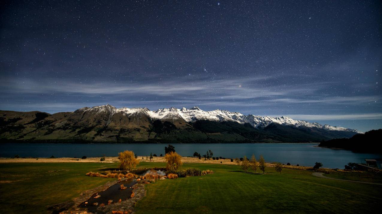 新西兰皇后镇瓦卡蒂普湖夜晚星空风景4k壁纸