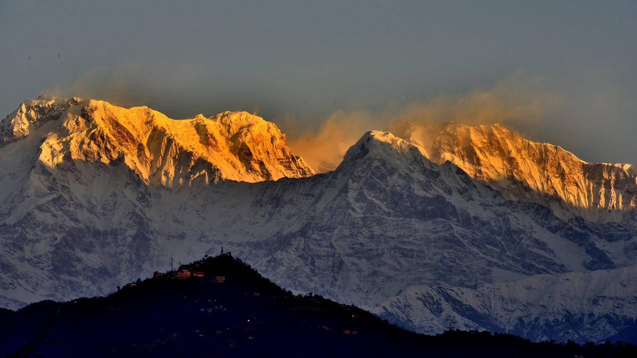 风景雪山日照金山尼泊尔山川山峰高清壁纸
