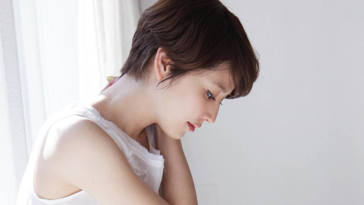 短发美女5k壁纸