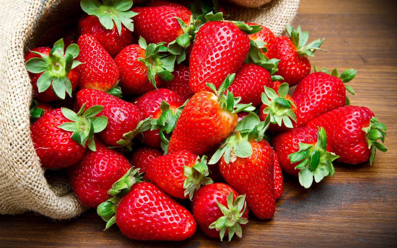小清新动感水果草莓高清壁纸