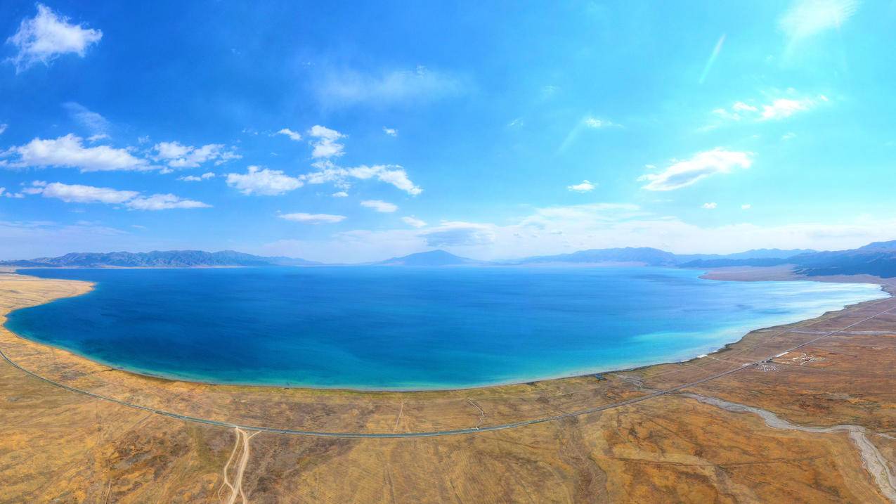 新疆赛里木湖 蓝天 白云 超高清 风景 5k电脑壁纸
