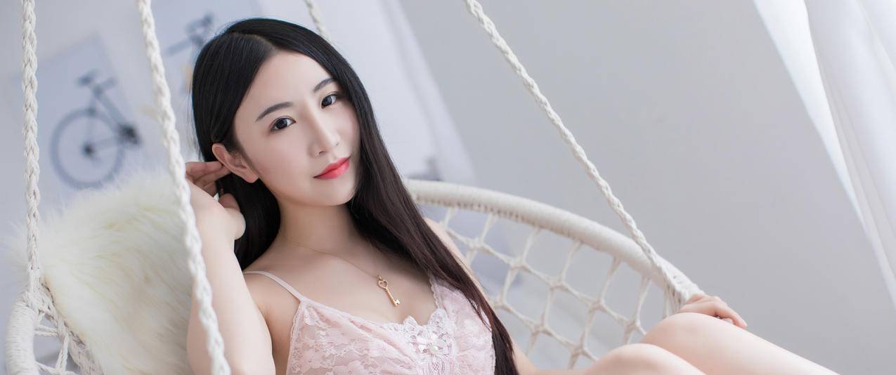 室内吊椅清纯美女谢芷馨带鱼屏壁纸