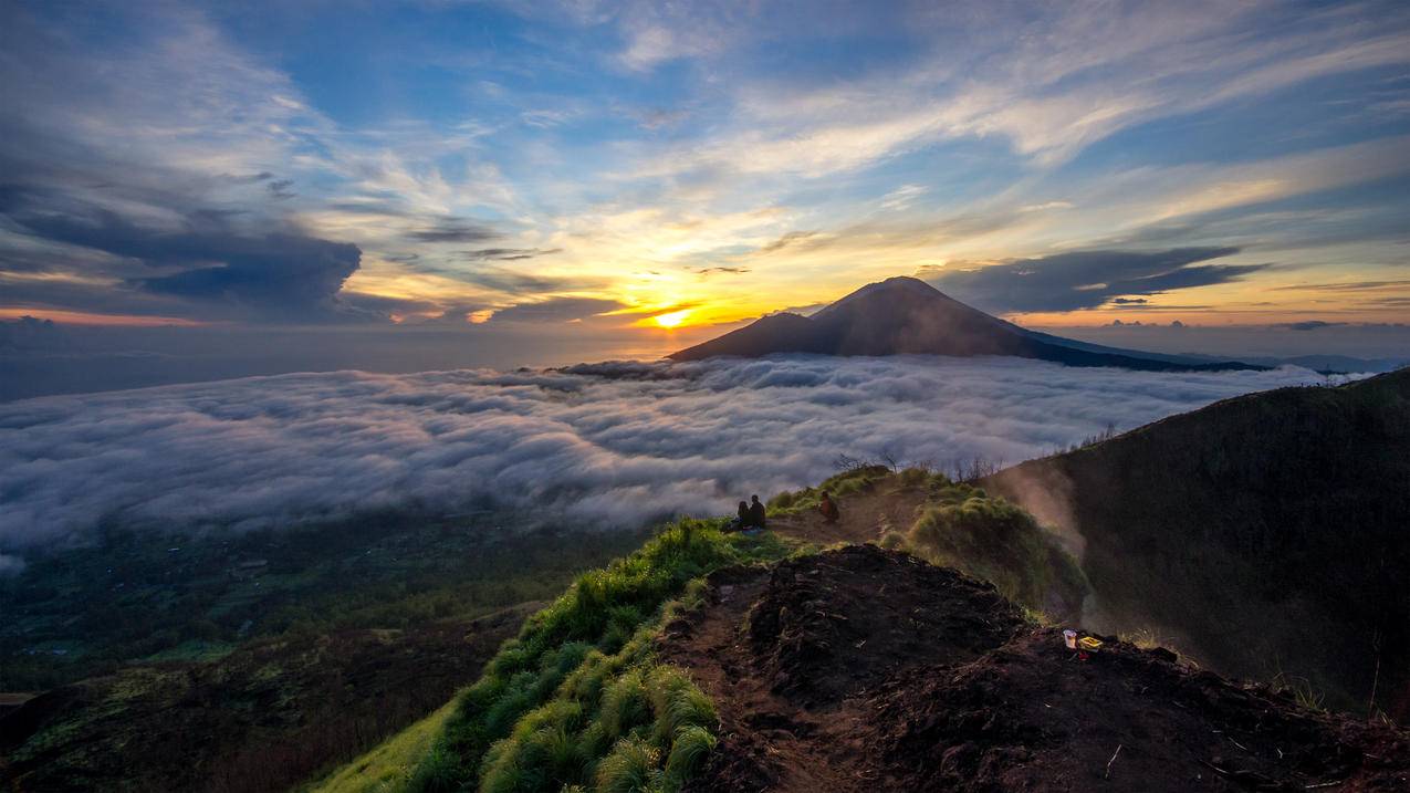 印度尼西亚度 巴吞尔火山顶部 早晨太阳风景 4K高清壁纸
