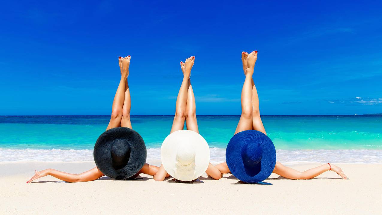 大海 蓝天 海洋 海滩 海滩 三个女人 帽子 脚 4K高清美女壁纸