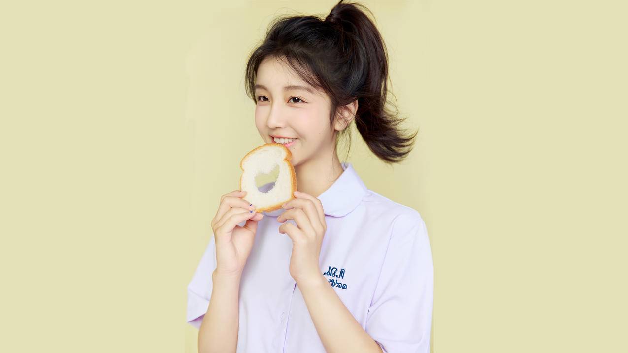学生装 面包 可爱 美女 超高清 4k电脑壁纸 4k手机壁纸