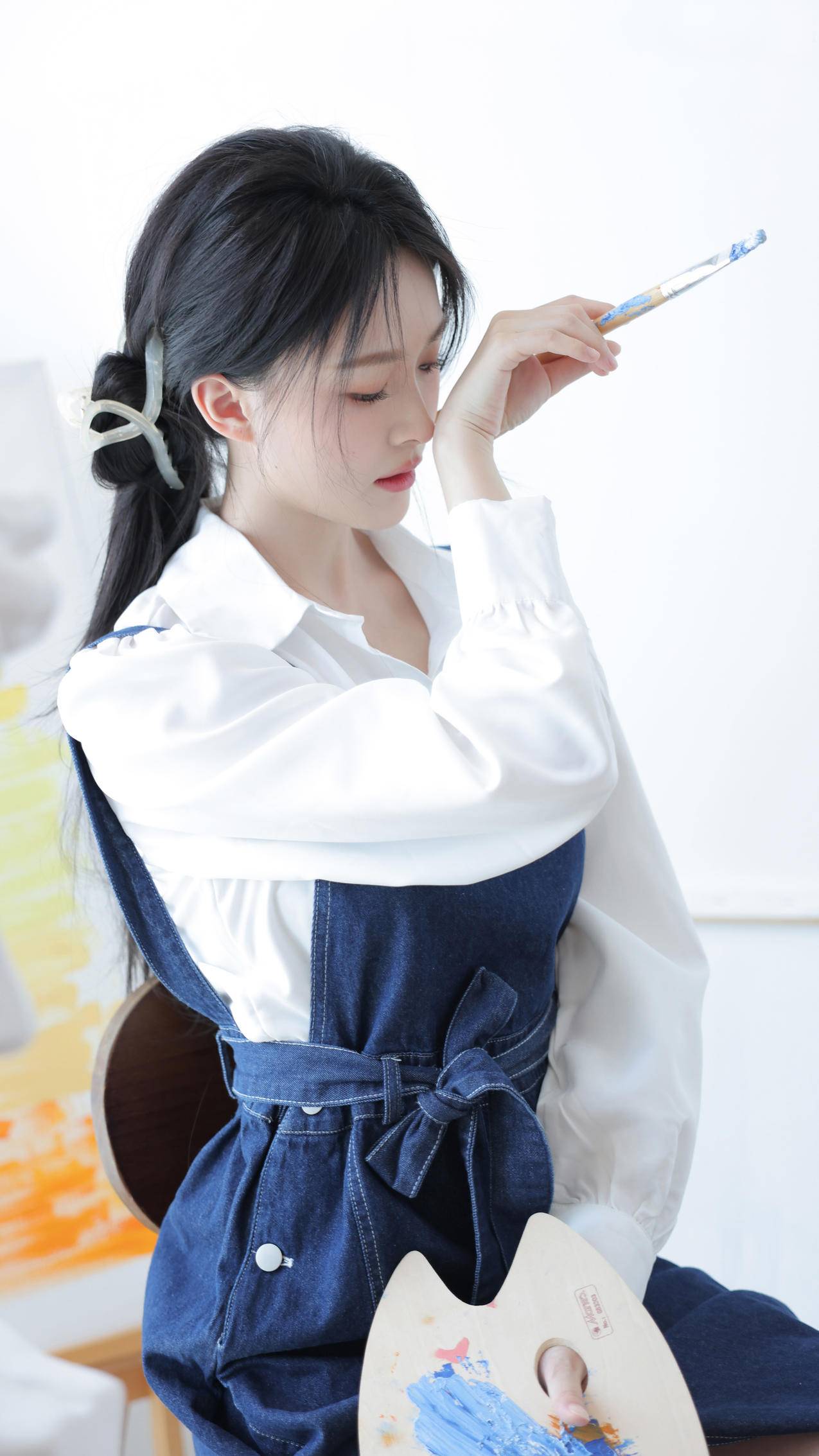 白色衬衫吊带牛仔裙美女4k手机桌面壁纸