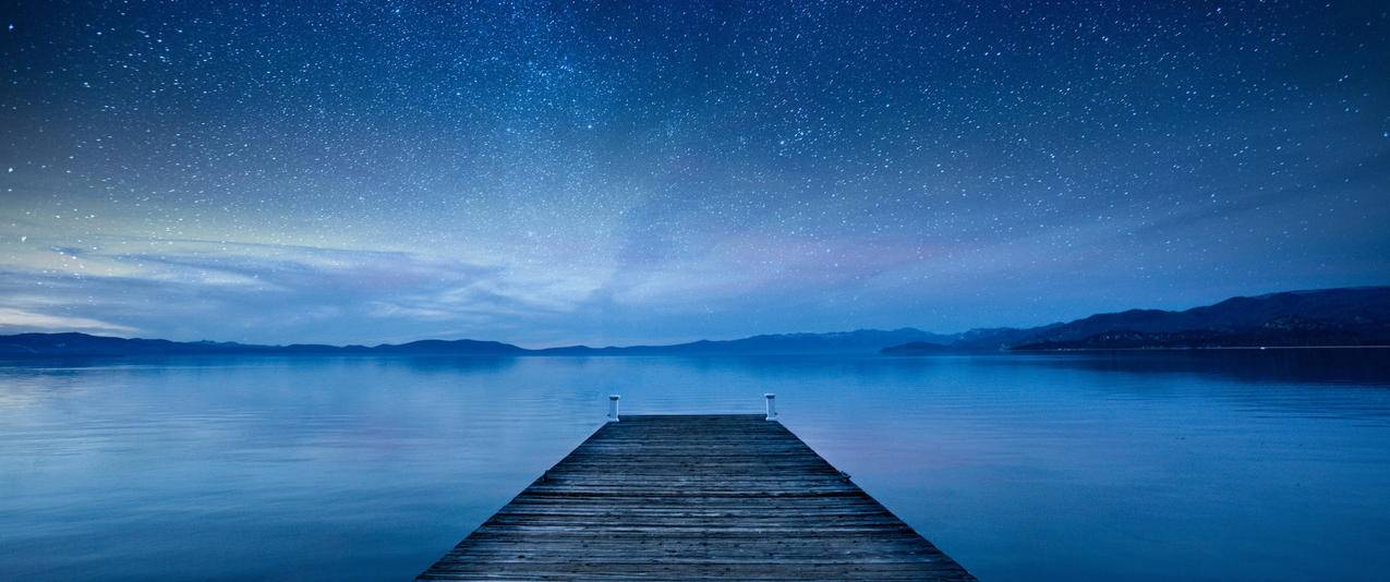 晚上湖码头天空星星星空带鱼屏壁纸