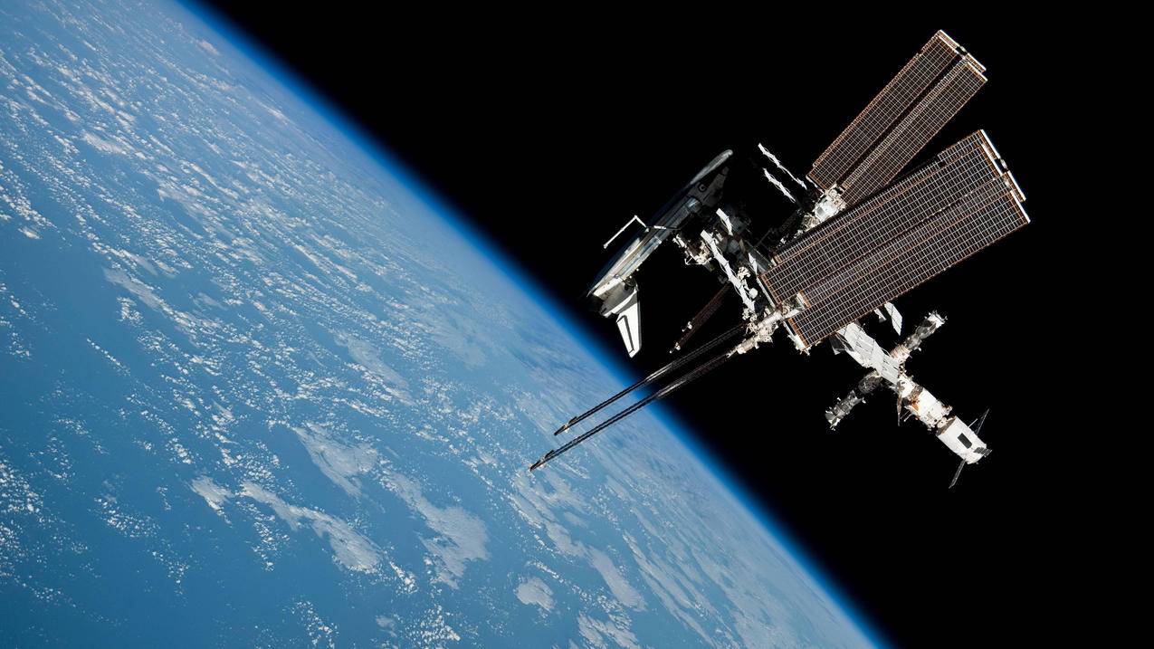 太空地球空间站5k壁纸