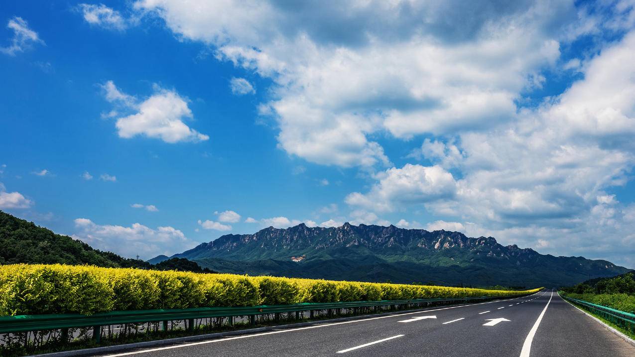 风景蓝天白云远山高速公路道路高清壁纸