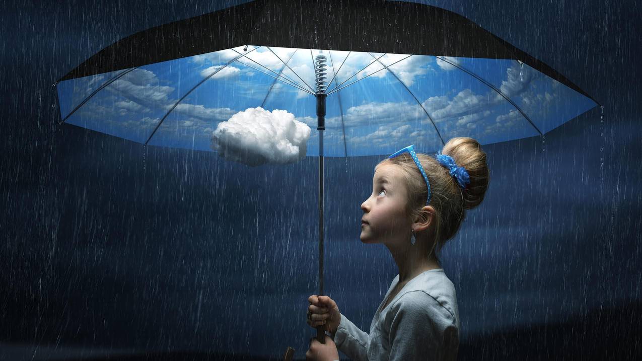 下雨 伞下蓝天白云 小女孩 4K高清壁纸
