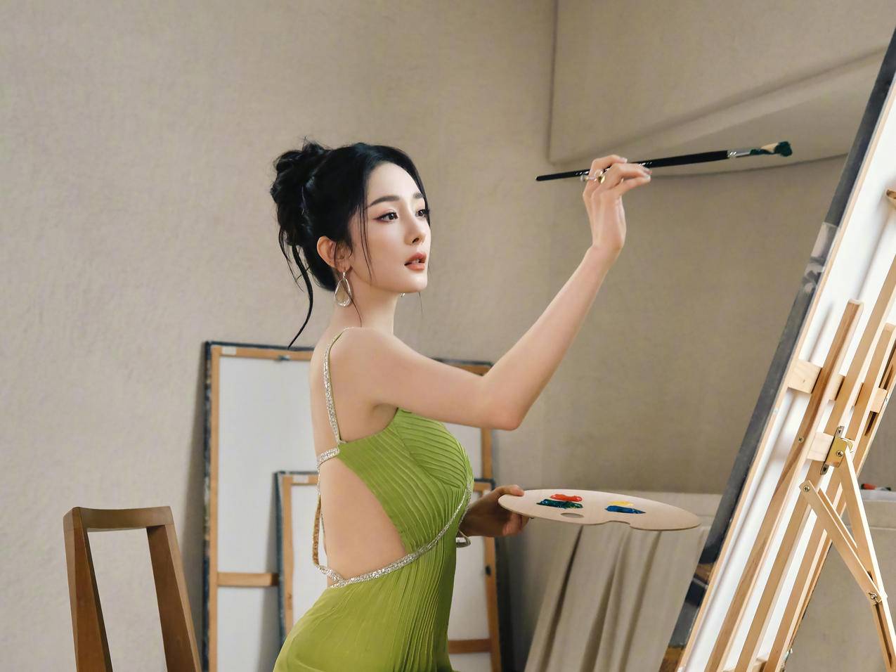画室 杨幂 绿色礼服 美女平板壁纸