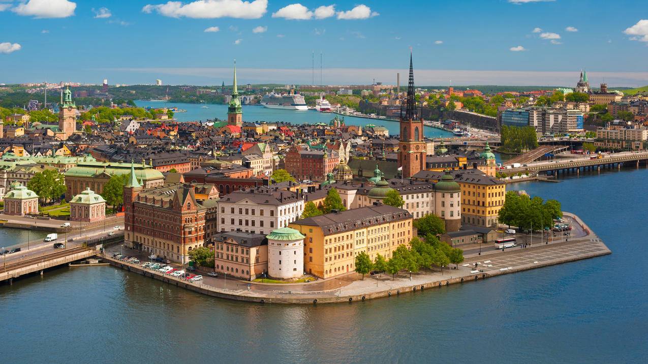 瑞典斯德哥尔摩旧城区建筑海滨河流桥梁骑士岛教堂风景4k壁纸