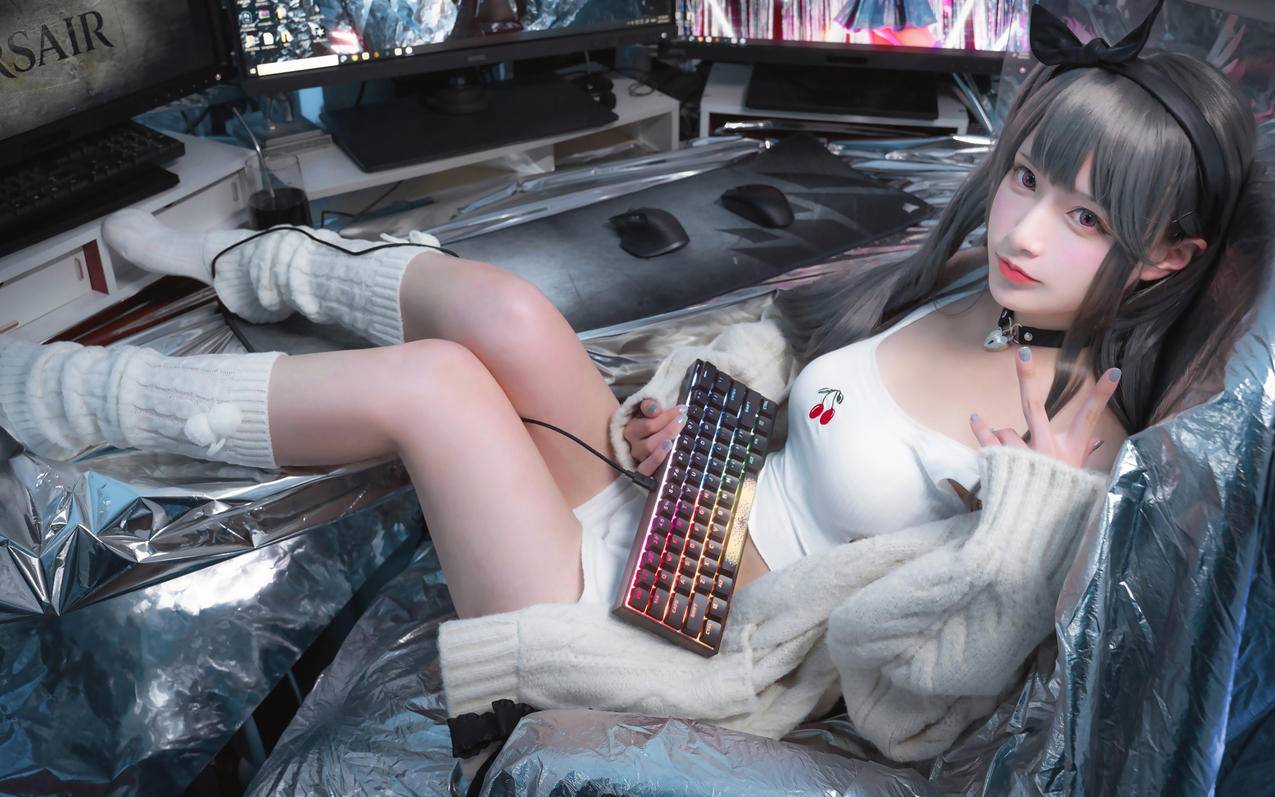 cosplay美女 电脑桌 键盘 2560x1600高清壁纸