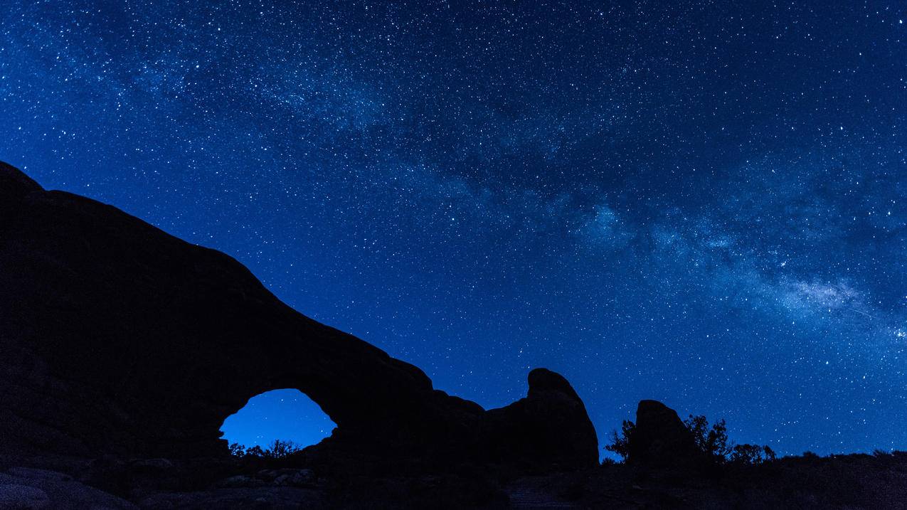 银河系拱形山洞犹他州国家公园夜晚星空风景4k壁纸