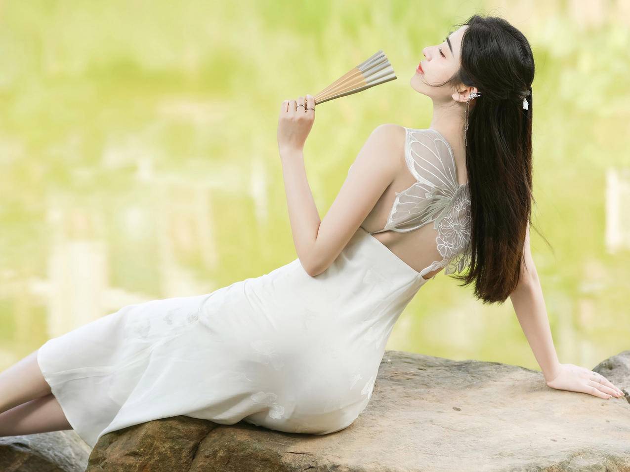 白色裙子长发美女 背影 唯美 闭眼 平板壁纸