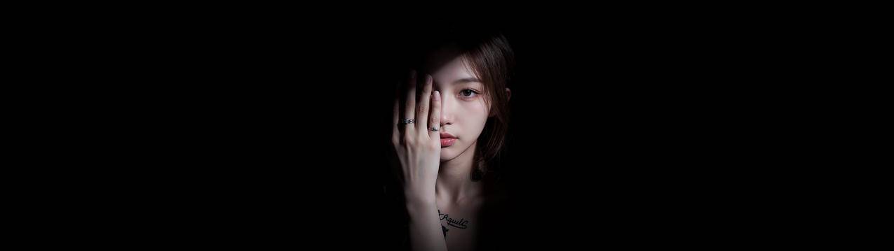 光影美女 一只手遮半脸 暗黑背景 5120x1440带鱼屏壁纸