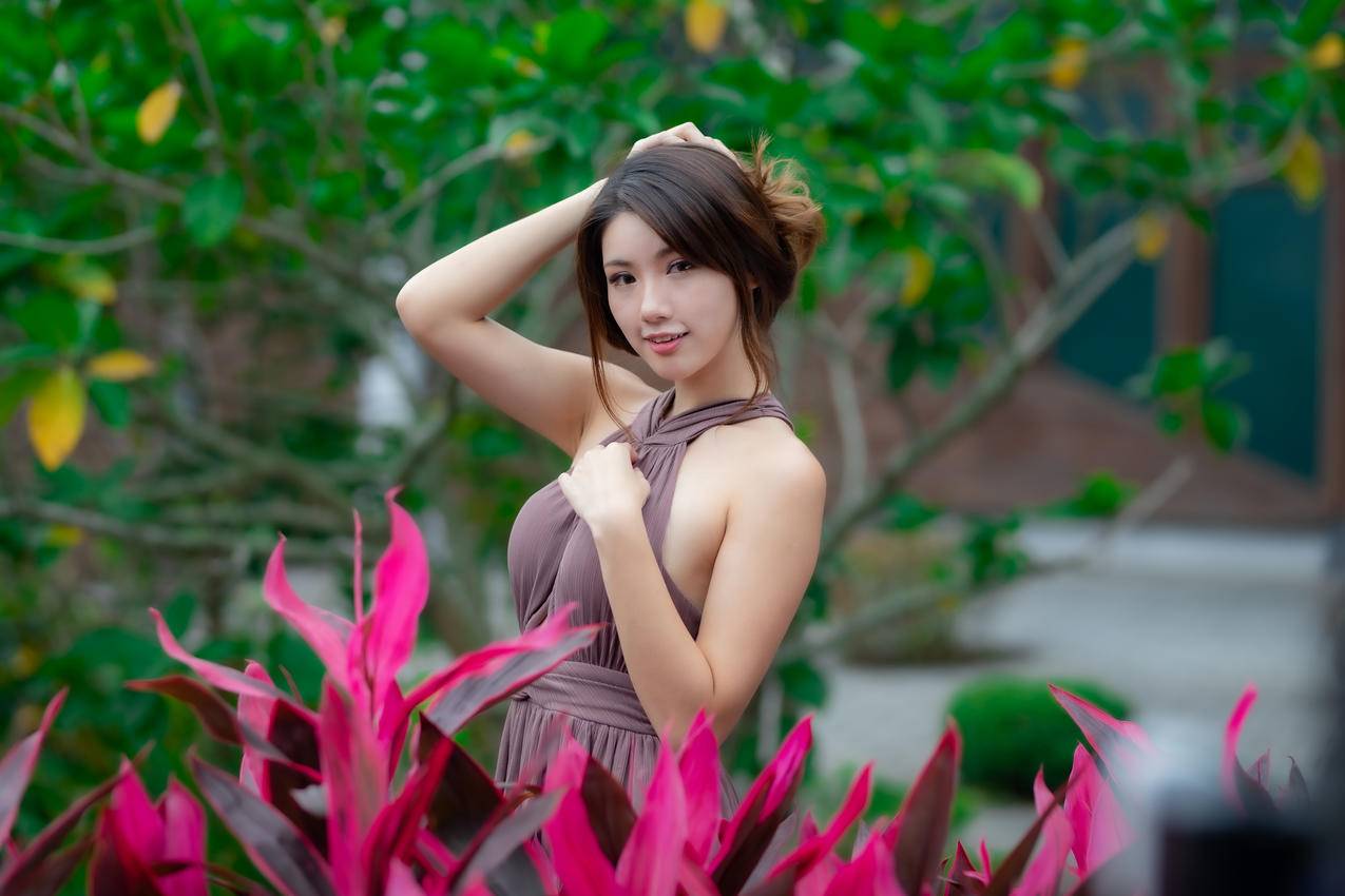 露肩膀棕色连衣裙 户外写真4k美女壁纸