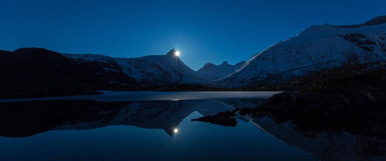晚上月亮湖泊挪威风景带鱼屏壁纸