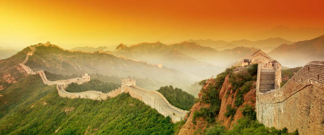 日出时的中国长城风景带鱼屏壁纸