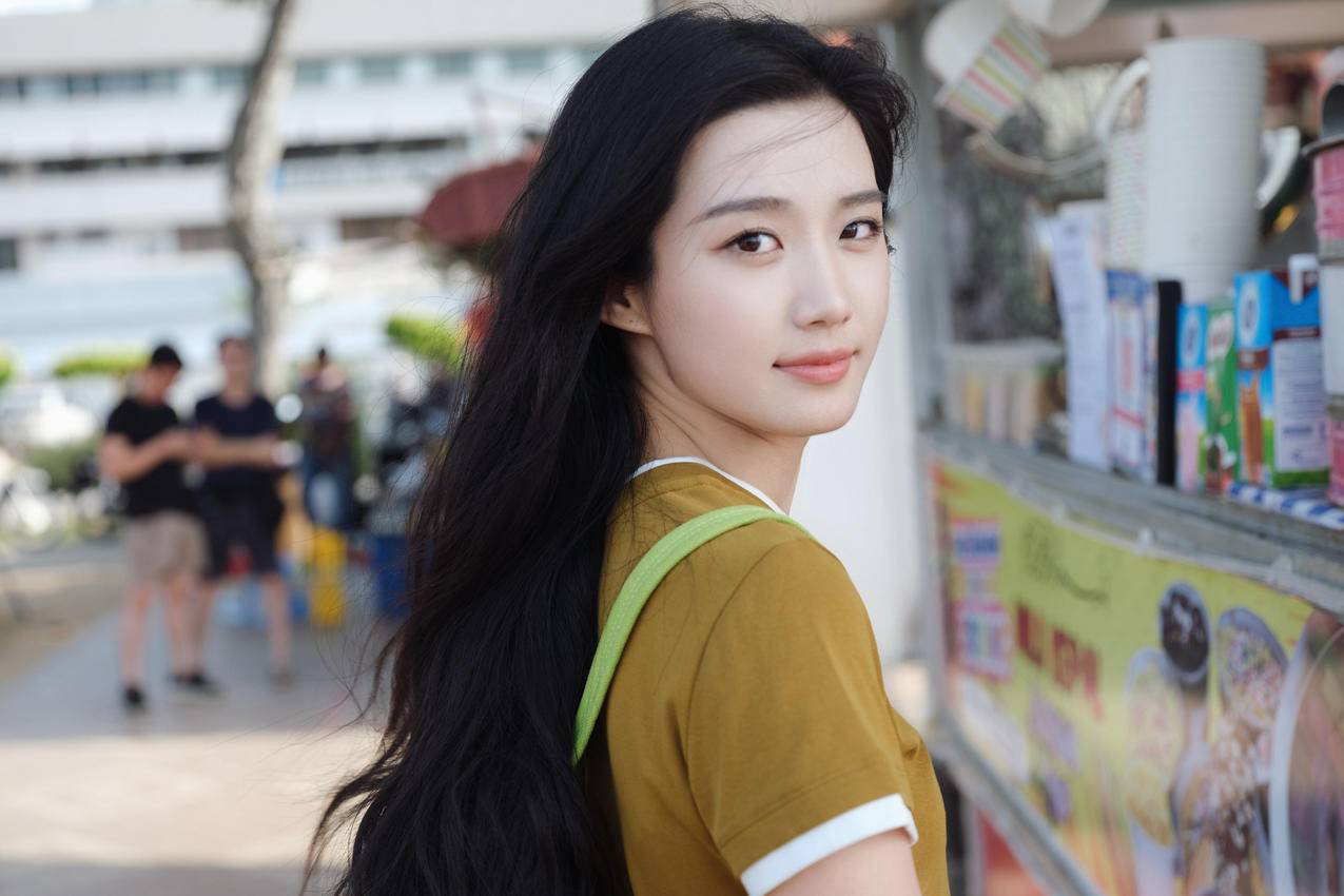 长发侧脸美女卢昱晓 4K壁纸 3840x2560