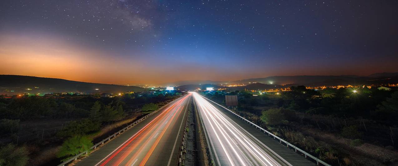 向利马索尔塞浦路斯市方向行驶的高速公路天空中的银河风景带鱼屏壁纸
