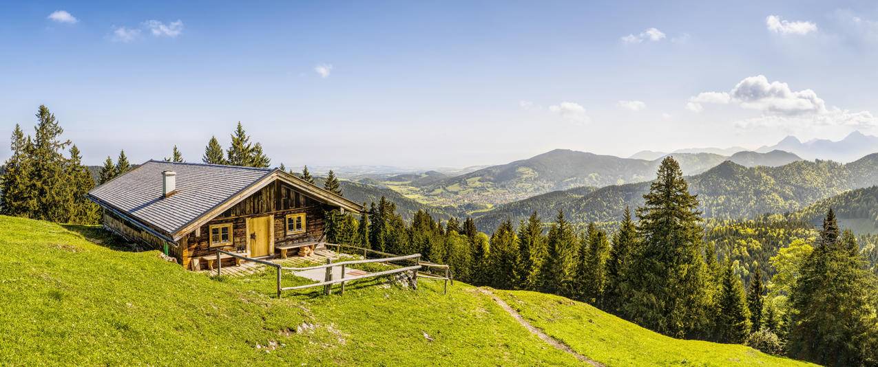 高山山上的小屋天空森林巴伐利亚风景带鱼屏壁纸