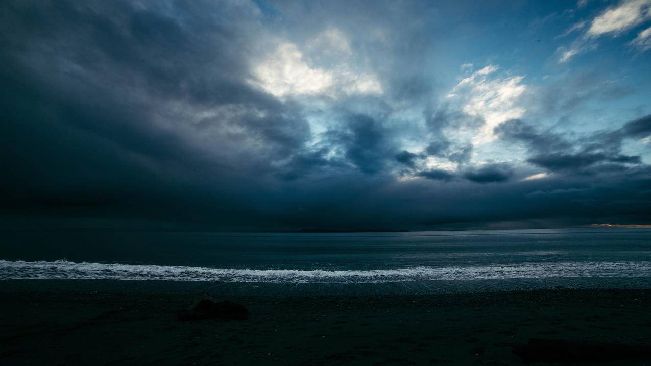 风景大海海滩乌云密布4k图片