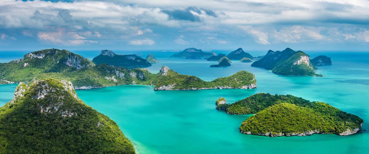 泰国安通国家海洋公园的热带岛屿群风景带鱼屏壁纸