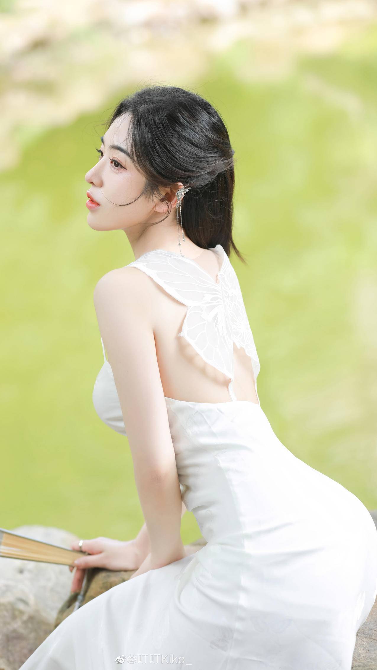漂亮美女 白色裙子 唯美好看背部 侧脸 4k美女手机壁纸