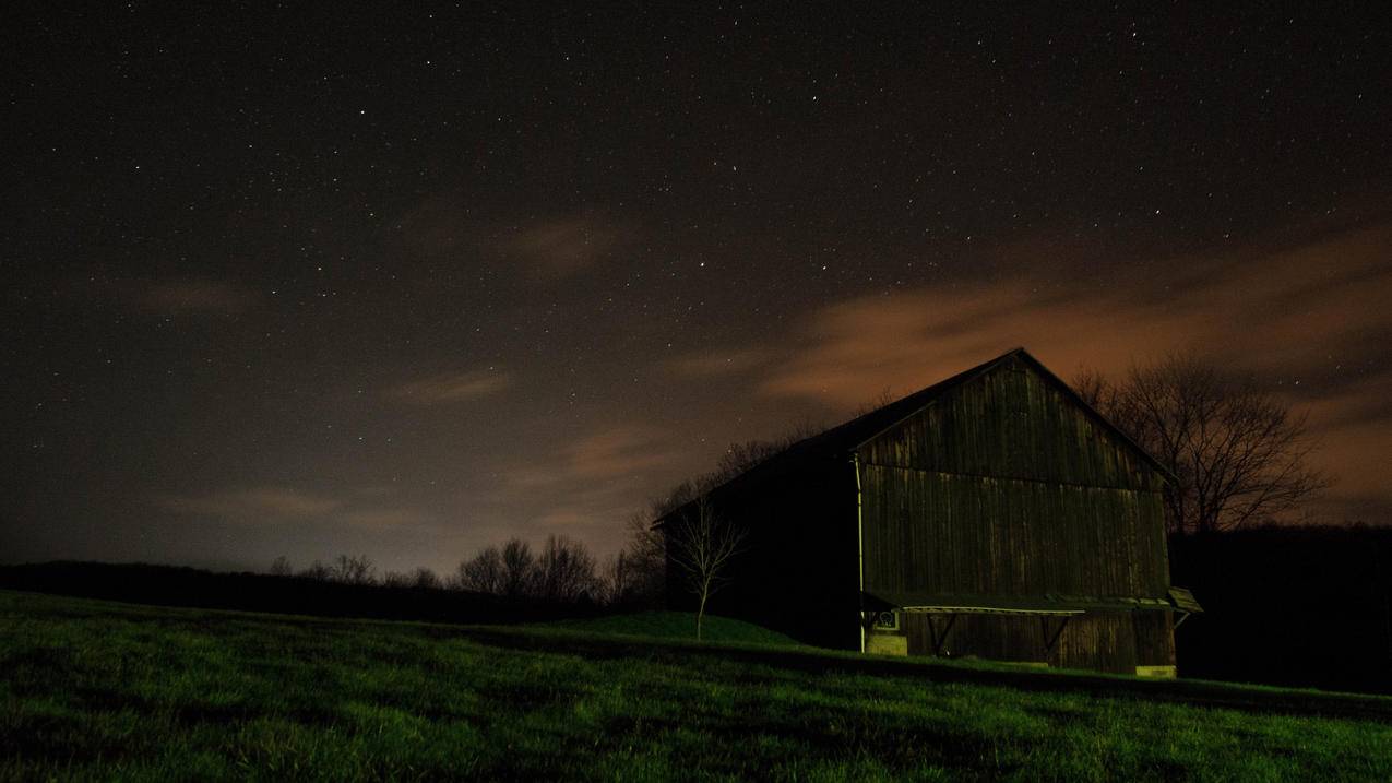 夜晚星空牧场房屋风景4k壁纸