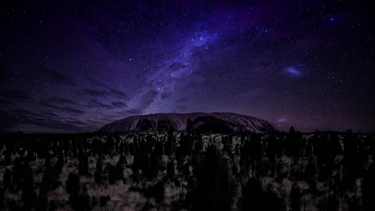 澳大利亚艾尔斯岩无月亮的夜晚星空风景4k壁纸