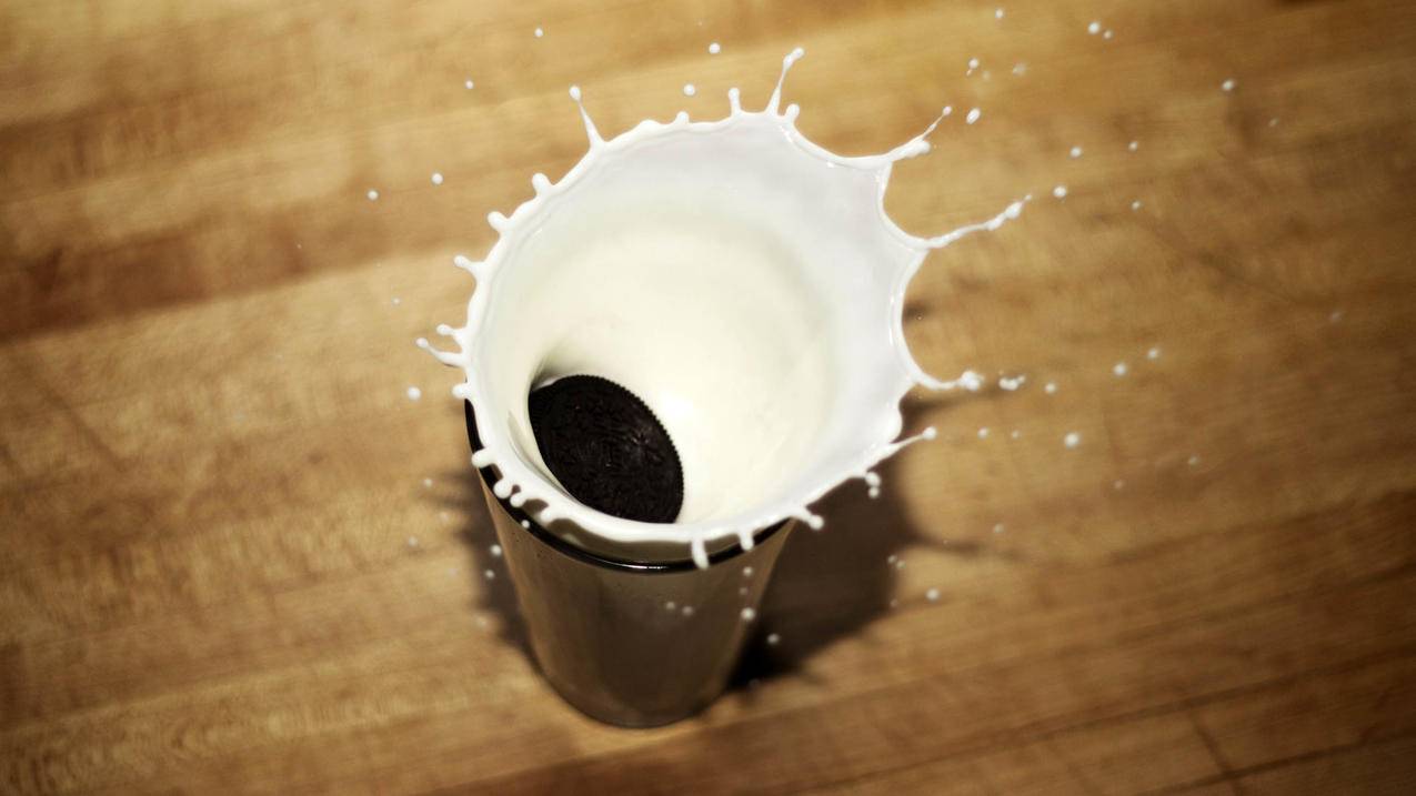 牛奶冲击视觉5k壁纸