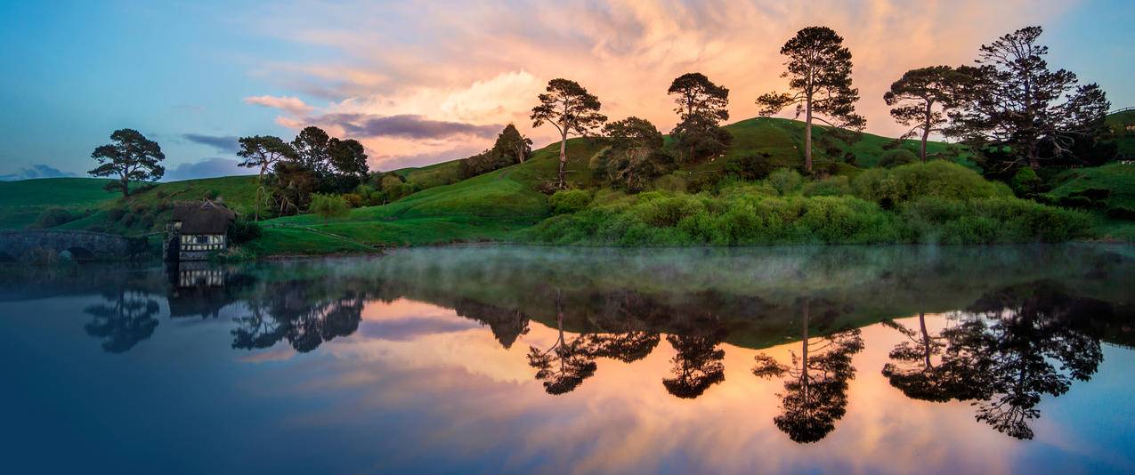 霍比屯Hobbiton新西兰宁静的早晨风景带鱼屏壁纸