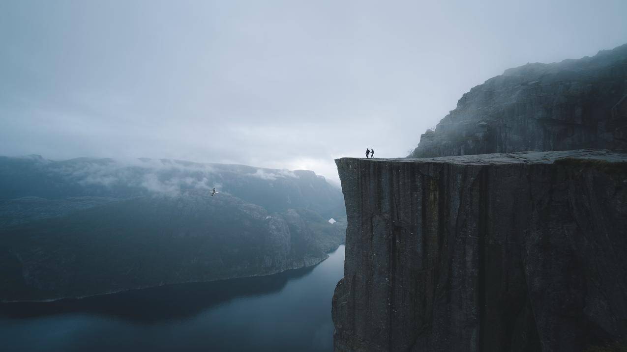 挪威 湖 夫妇 爱 徒步旅行 4k风景壁纸