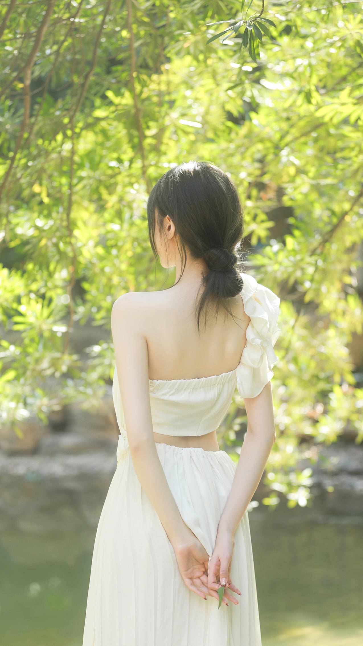 森林美女 美背 白色裙子好看身材美女高清4k手机壁纸图片下载