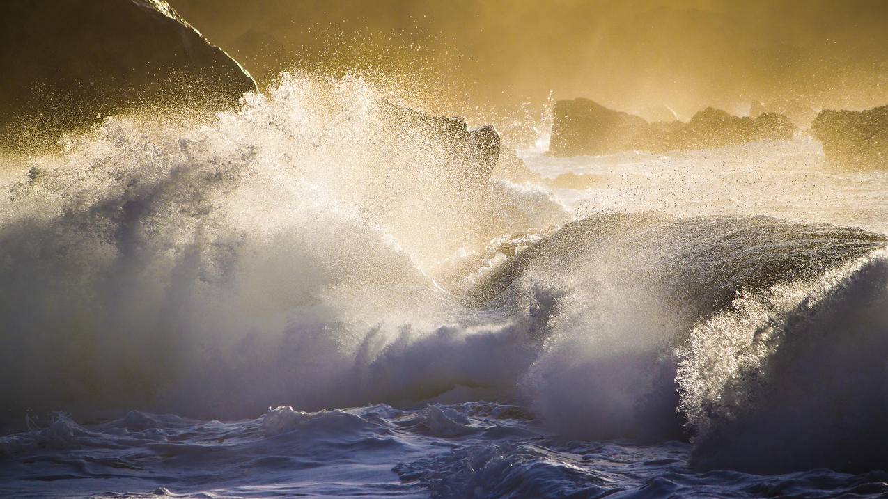 美国夏威夷瓦胡岛飞溅巨浪风景4k壁纸