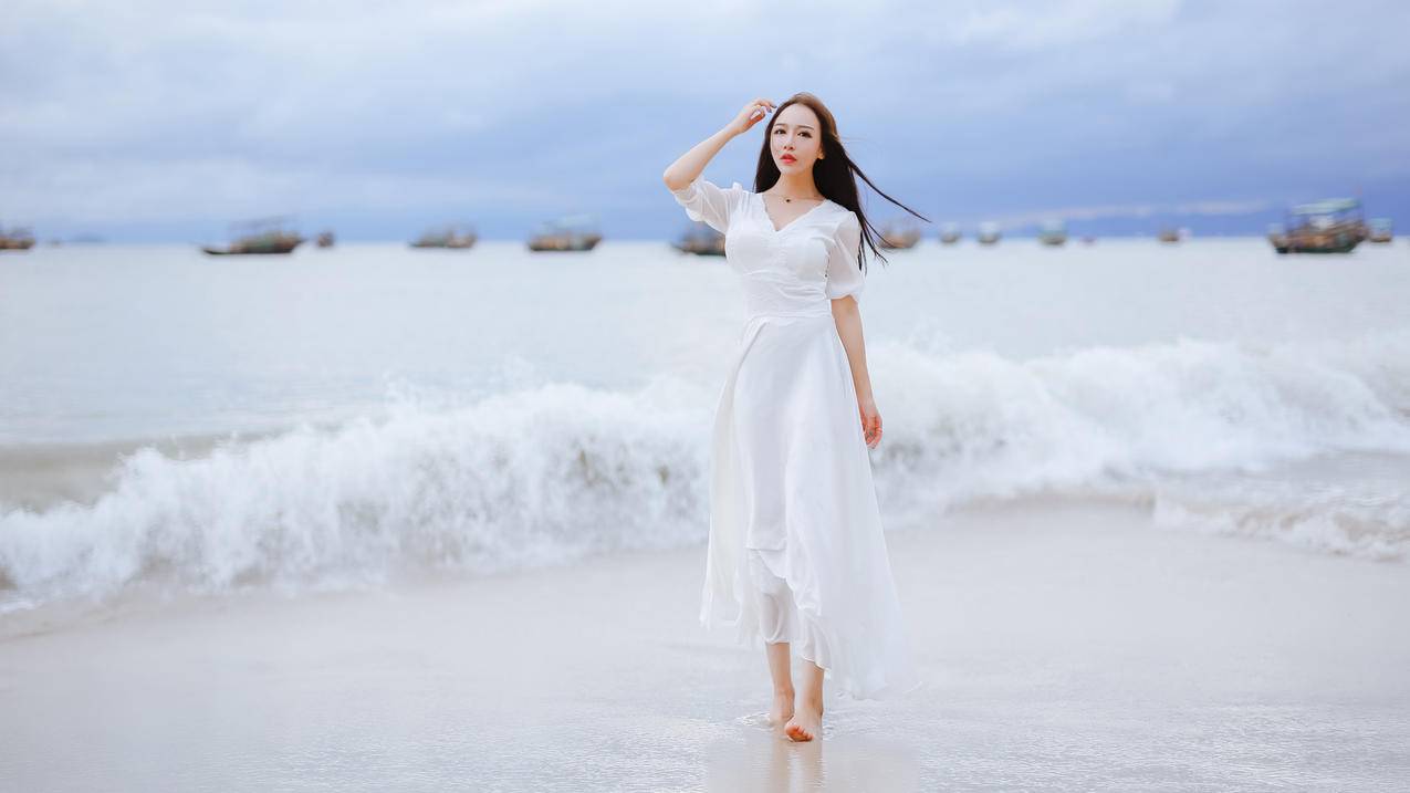 海边海滩白色长裙子清纯气质美女4k壁纸