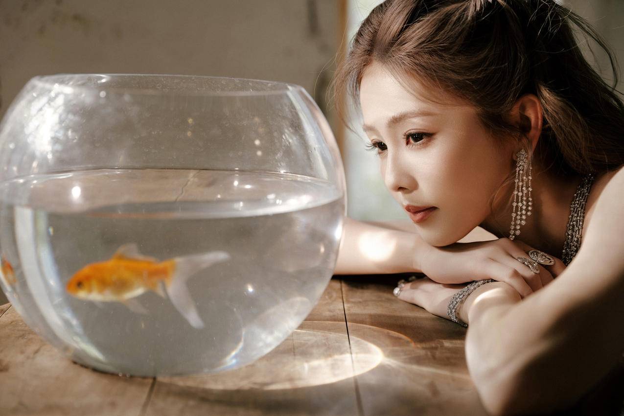 白鹿 水缸 鱼 4k美女壁纸 3840x2560